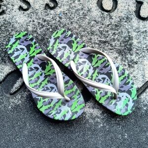 NWOT DSG Shark Camo Toddler Flip Flop Sandals sz 13K- 1 Green Gray Beach